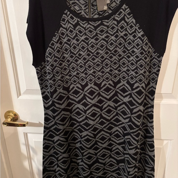 Taylor Black and Gray Geometric Short Sleeve Dress. Ptp 24 and length 27 - Picture 2 of 2